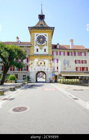 Blick auf das berühmte Berner Tor (Berntor) und die Hauptgasse in Murten (Morat). Kanton Freiburg, Schweiz. Stockfoto