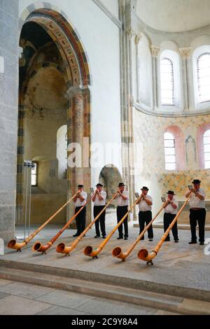 Schweizer Alphornspieler geben am Schweizer Nationalfeiertag ein Konzert in der Abteikirche Notre-Dame in Payerne, Kanton Waadt, Schweiz. Stockfoto