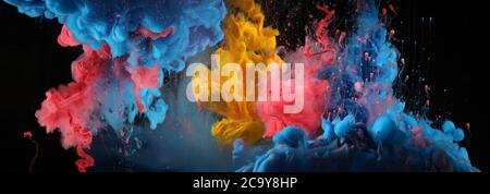 Acryl blau und rot Farben in Wasser. Tintenfacharge. Abstrakter schwarzer Hintergrund. Horizontales langes Banner. Stockfoto