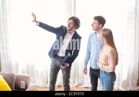 Millennial Paar mit Immobilienmakler Besuch Haus zum Verkauf Stockfoto