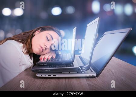 Geschäftsfrau ist müde wegen zu viel Arbeit. Konzept von Stress und Überlastung Stockfoto