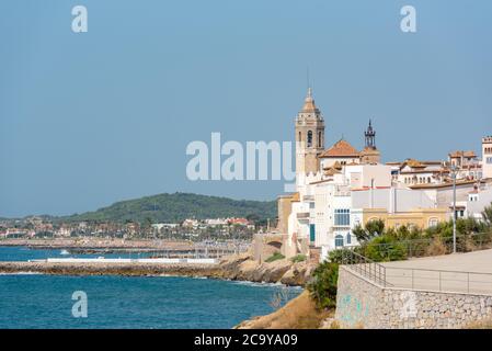 Sandstrand und historische Altstadt im mediterranen Komplex Sitges in der Nähe von Barcelona, ​​Costa Dorada, Katalonien, Spanien Stockfoto