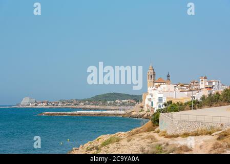 Sandstrand und historische Altstadt im mediterranen Komplex Sitges in der Nähe von Barcelona, ​​Costa Dorada, Katalonien, Spanien Stockfoto