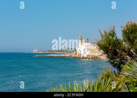 Sandstrand und historische Altstadt im mediterranen Komplex Sitges in der Nähe von Barcelona, ​​Costa Dorada, Katalonien, Spanien Stockfoto