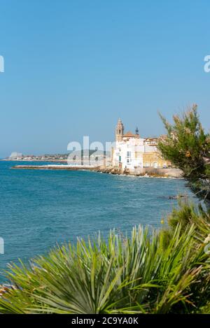 Sandstrand und historische Altstadt im mediterranen Komplex Sitges in der Nähe von Barcelona, ​​Costa Dorada, Katalonien, Spanien Stockfoto