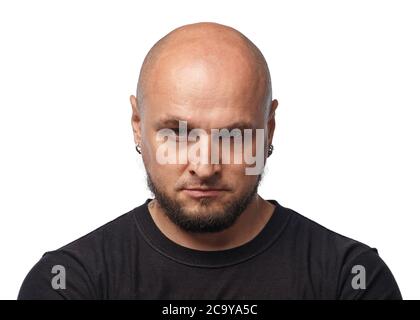 Portrait von kahlköpfigen ernsten Mann in schwarzem Hemd auf weißem Hintergrund Stockfoto