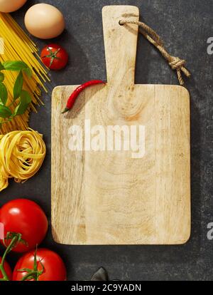 Schneidebrett und Zutaten Stockfoto