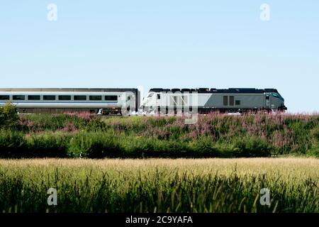 Chiltern Railways Hauptzug mit einer Diesellokomotive der Baureihe 68, Seitenansicht, Warwickshire, UK Stockfoto