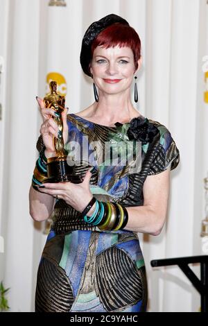 Los Angeles, USA. März 2010. Sandy Powell mit dem Oscar für das beste Kostümdesign für „Victoria, die junge Kaiserin/die junge Victoria“ im Presseraum bei den jährlichen Academy Awards Academy Awards Academy Awards 2010 im Kodak Theatre. Los Angeles, 7. März 2010 Quelle: dpa/Alamy Live News Stockfoto