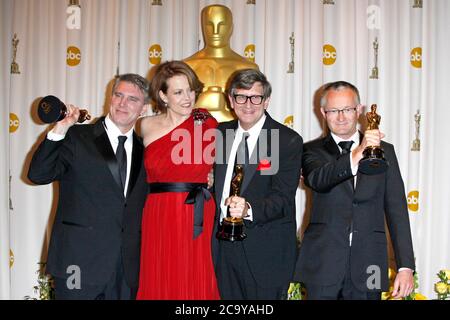 Los Angeles, USA. März 2010. Robert Stromberg, Rick Carter und Kim Sinclair mit dem Oscar für das beste Design in 'Avatar - Aufbruch after Pandora' mit Sigourney Weaver im Pressesaal der Oscar-Verleihung der 2010/82. Annual Academy Awards im Kodak Theatre. Los Angeles, 7. März 2010 Quelle: dpa/Alamy Live News Stockfoto