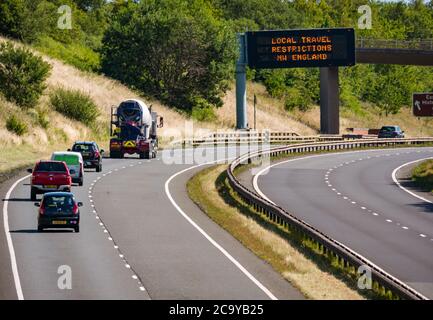 East Lothian, Schottland, Großbritannien, 3. August 2020. Neue schottische Regierung Reiseberatung auf A1. Da während der Covid-19-Pandemie in Teilen von NW-England neue Beschränkungen gelten, hat sich die Reiseempfehlung für die Gantry über dem Kopf erneut geändert und die Warnung „Lokale Reisebeschränkungen NW-England“ Stockfoto