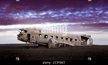 Aufnahme eines alten abgestürzten Militärflugzeugs in Island in Augenhöhe Unter dem schönen bewölkten Himmel Stockfoto