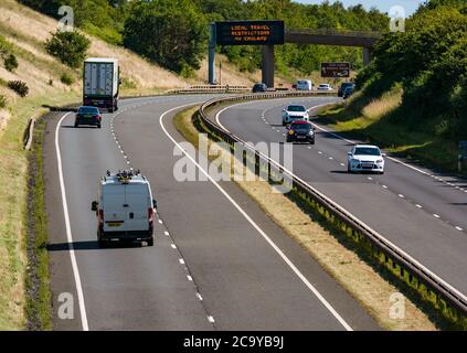 East Lothian, Schottland, Großbritannien, 3. August 2020. Neue schottische Regierung Reiseberatung auf A1. Da während der Covid-19-Pandemie in Teilen von NW-England neue Beschränkungen gelten, hat sich die Reiseempfehlung für die Gantry über dem Kopf erneut geändert und die Warnung „Lokale Reisebeschränkungen NW-England“ Stockfoto