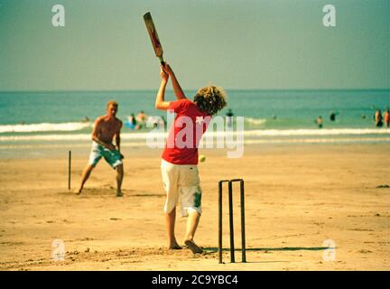 Urlauber spielen Beach Cricket am Combesgate Beach, North Devon, Großbritannien Stockfoto