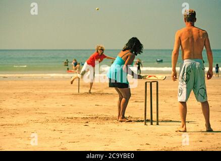 Urlauber spielen Beach Cricket am Combesgate Beach, North Devon, Großbritannien Stockfoto
