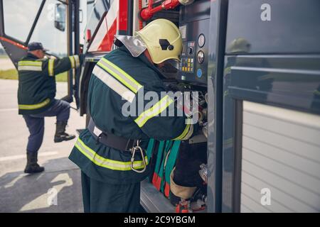 Mann trägt schützende feuerfeste Uniform im Freien Stockfoto