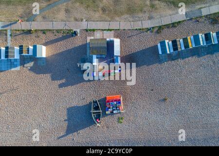 Luftaufnahme der Festung auf dem Meer und dem Kiesstrand an der westlichen sussex-Küste Stockfoto