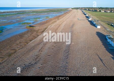 Luftaufnahme der Festung auf dem Meer und dem Kiesstrand an der westlichen sussex-Küste Stockfoto