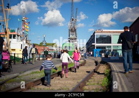 Die Menschen genießen die historische Umgebung von Prince's Wharf, Bristol Stockfoto