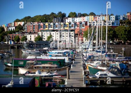 Blick über Bristol Marina zu bemalten Häusern in Hotwells Stockfoto