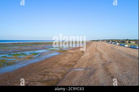 Luftaufnahme der Festung auf dem Meer und dem Kiesstrand an der westlichen sussex-Küste Stockfoto