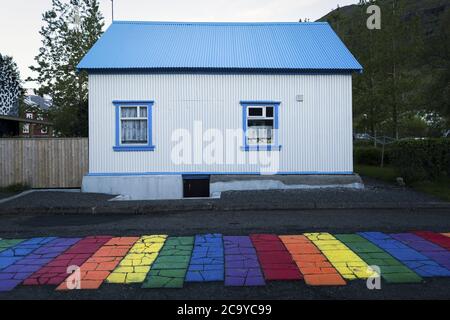 Fassade eines weißen und blauen Hauses durch die bunte Bürgersteige davor Stockfoto