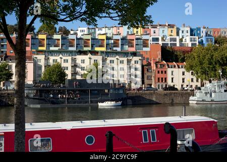 Blick auf den Hafen über das Wasser zu Hotwell's bemalten Häusern in Bristol.UK Stockfoto