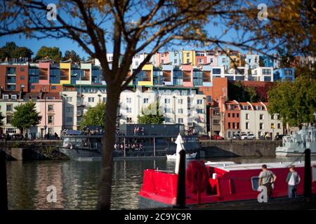 Blick vom Hafen auf Hotwell's bemalte Häuser in Bristol, Großbritannien Stockfoto
