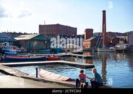 Alte Werft und Gebäude am Wasser in Bristol, Großbritannien Stockfoto