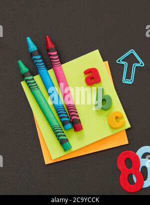 Schule-Versorgungsmaterialien an Tafel Stockfoto