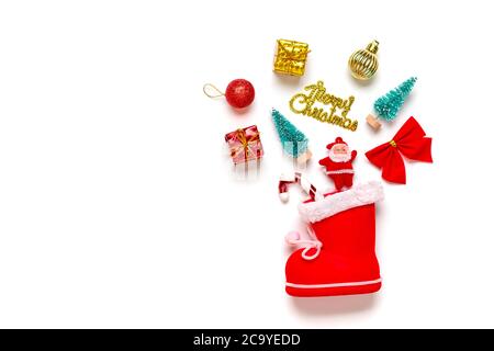 Set von weihnachtsdekorationen - weihnachtsmann, Baum, Boxen, Kugel, Bogen, Lollipop aus rotem Stiefel verstreut isoliert auf weißem Hintergrund Draufsicht Flat Lay Stockfoto