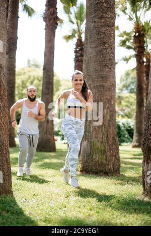 Sportliche paar laufen zusammen. Sport-Läufer Joggen im Park trail in den frühen Morgenstunden. Gesundheit-Fitness-Konzept Stockfoto
