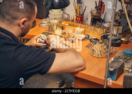 Männliche Juwelier in den kreativen Prozess beteiligt Stockfoto