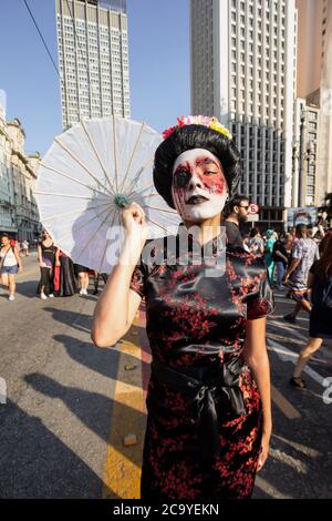 Sao Paulo, Brasilien - November 02 2019. Zombie Walk am All Soul Day, Hallohmas. Parade zum Tag der Toten in Cosplay und Make-up. Stockfoto