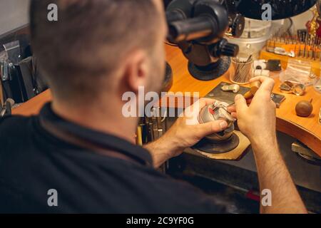 Handwerker, der Phäoniten in ein Schmuckstück einlegt Stockfoto