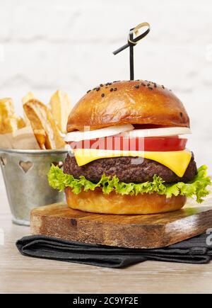 Burger mit pommes auf Holz Stockfoto