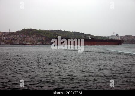 Ein großer Öltanker, der unter der Brücke im Bosporus vorbeifährt. Der Bosporus ist ein Tanker. Stockfoto