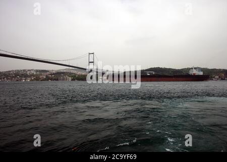 Ein großer Öltanker, der unter der Brücke im Bosporus vorbeifährt. Der Bosporus ist ein Tanker. Stockfoto