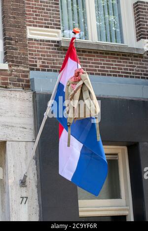 Schultasche auf EINER Flagge in Amsterdam Niederlande 12-6-2020 EINE niederländische Tradition für das Bestehen von Schulprüfungen Stockfoto