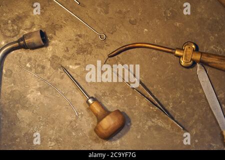 Kit von verschiedenen Instrumenten von einem professionellen Juwelier verwendet Stockfoto