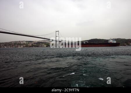 Ein großer Öltanker, der unter der Brücke im Bosporus vorbeifährt. Der Bosporus ist ein Tanker. Stockfoto