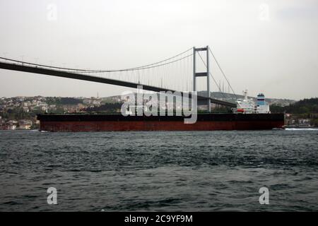 Ein großer Öltanker, der unter der Brücke im Bosporus vorbeifährt. Der Bosporus ist ein Tanker. Stockfoto