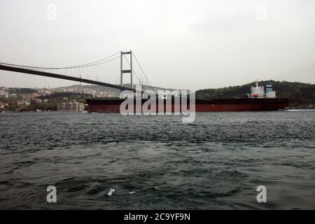 Ein großer Öltanker, der unter der Brücke im Bosporus vorbeifährt. Der Bosporus ist ein Tanker. Stockfoto