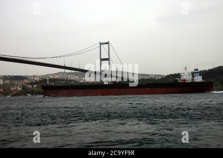 Ein großer Öltanker, der unter der Brücke im Bosporus vorbeifährt. Der Bosporus ist ein Tanker. Stockfoto