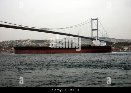 Ein großer Öltanker, der unter der Brücke im Bosporus vorbeifährt. Der Bosporus ist ein Tanker. Stockfoto