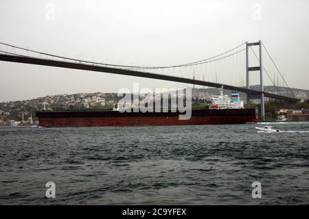 Ein großer Öltanker, der unter der Brücke im Bosporus vorbeifährt. Der Bosporus ist ein Tanker. Stockfoto