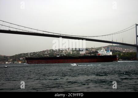 Ein großer Öltanker, der unter der Brücke im Bosporus vorbeifährt. Der Bosporus ist ein Tanker. Stockfoto