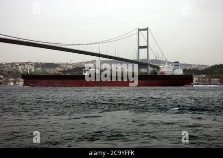 Ein großer Öltanker, der unter der Brücke im Bosporus vorbeifährt. Der Bosporus ist ein Tanker. Stockfoto