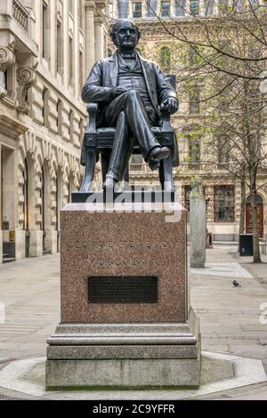 Statue von George Peabody, dem amerikanischen Philanthropen aus dem 19. Jahrhundert, in den Royal Exchange Buildings in der City of London Stockfoto