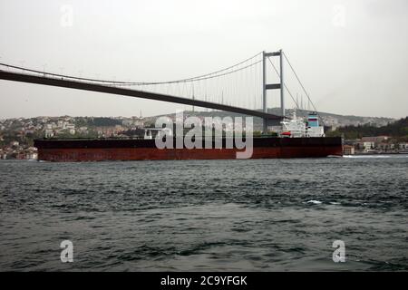 Ein großer Öltanker, der unter der Brücke im Bosporus vorbeifährt. Der Bosporus ist ein Tanker. Stockfoto